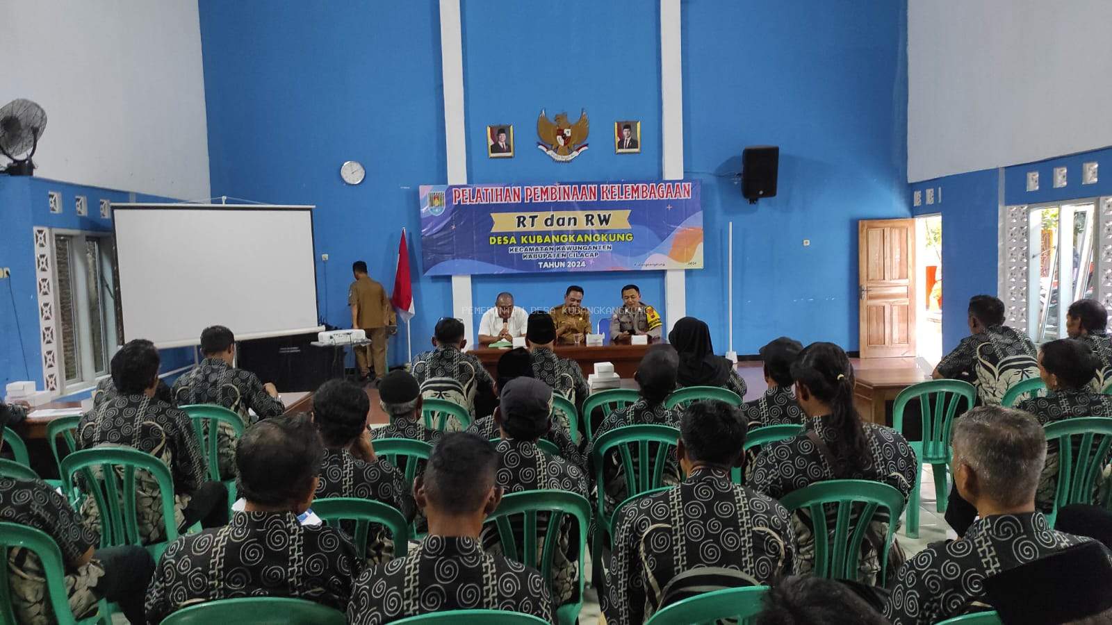 PELATIHAN PEMBINAAN KELEMBAGAAN RT DAN RW